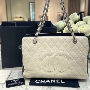 ✨🛍️ Chanel White & Black Quilted Leather CC Chain Shopping Tote